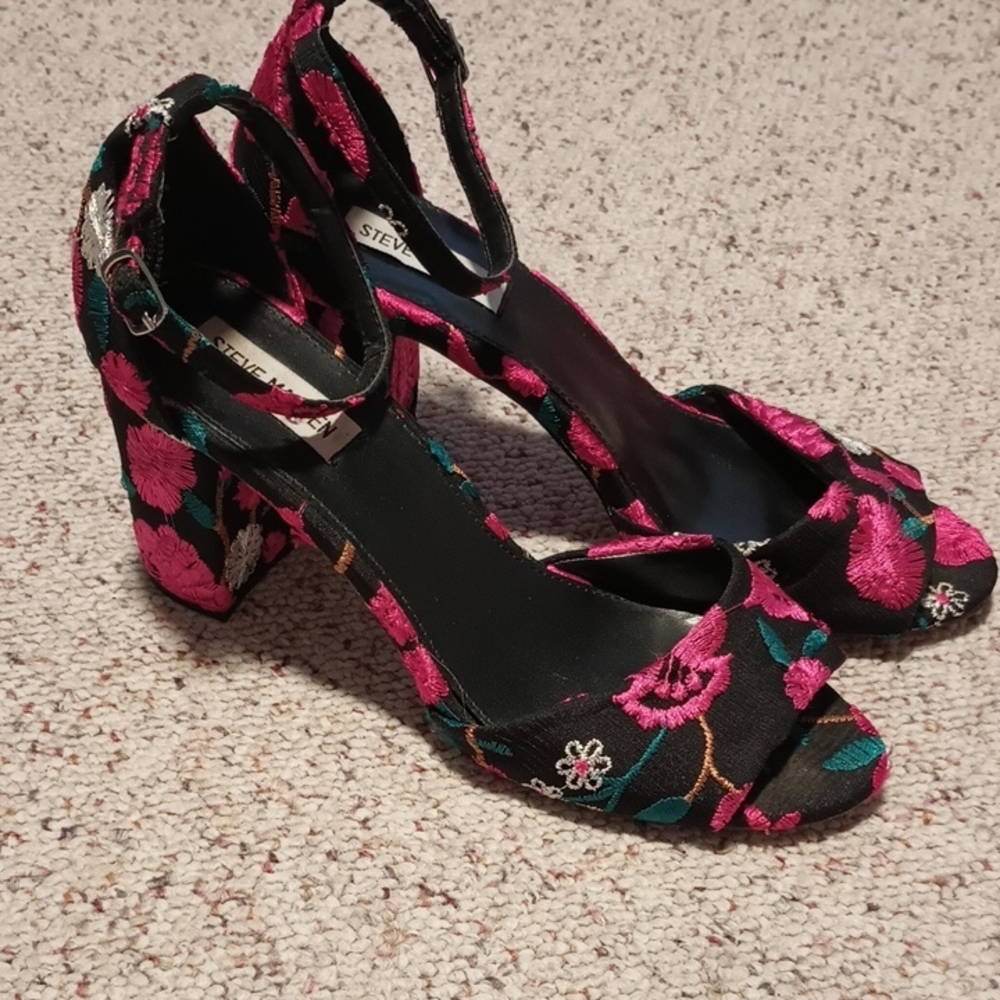 Steve Madden Black Floral Embroidered Block Heel Sandals
